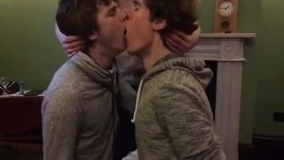 Esta besando a tu hermano