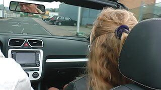Deutscher Fahrer lässt nur sexy versaute Mädchen Platz nehmen