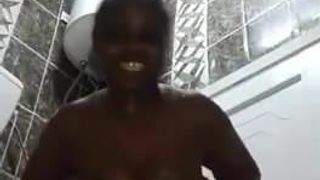 Geile kenianische Ehefrau schickte ihrem heimlichen Liebhaber ein Video