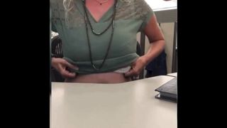 Sexy Blondine, die Spaß im Büro hat