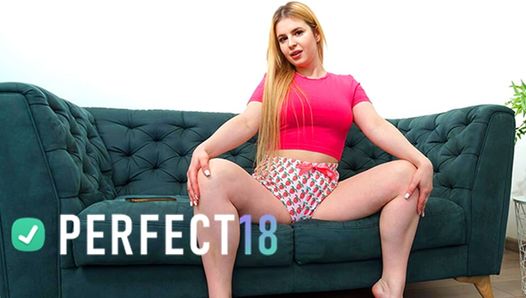 Mollige 18-jährige orgasmus auf der Couch für perfect18