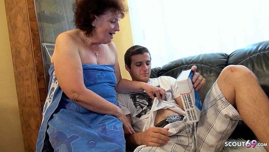 Alte und hässliche Oma verführt ihren Stief-Enkel zu seinem ersten Mal