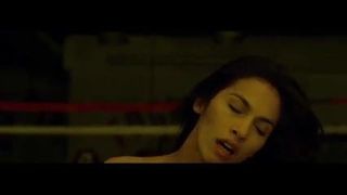 Elodie Yung in wonderlijke waaghals