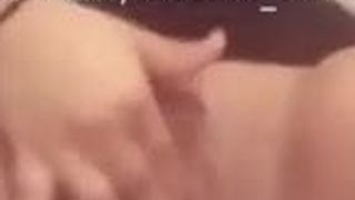 Muslimische Niqabi-Stiefmutter fingert den Kitzler, reibt, squirtet, Masturbation