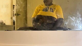 Quente gata negra se masturba até as pernas tremerem