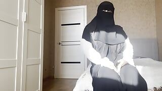 Heiße arabische stiefmutter in strumpfhosen