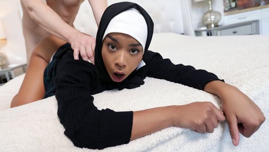La adolescente conservadora Freya Kennedy recibe una lección de sexo de su tío hermanastro cachondo después de clase - conexión de hijab