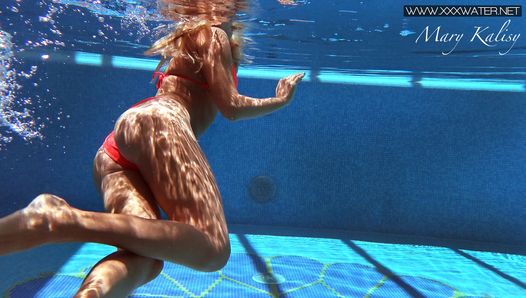 Erotiek aan het zwembad met Mary Kalisy