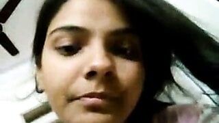 Nettes indisches Mädchen Priyanka zeigt ihre Saft-Muschi