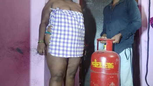 Tamilisches mädchen hat harten sex mit gaszylinder-liefermann