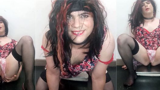 Hübscher transvestit fickt dildo im sexy kleid