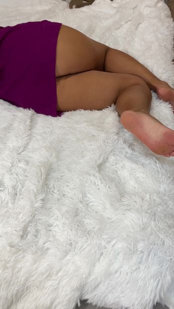 Stiefmutter zeigt ihre Muschi zwischen ihren Beinen