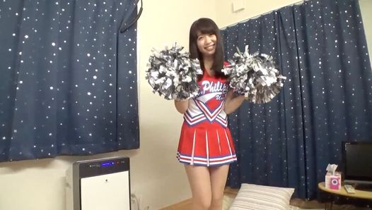 Eine schüchterne, schöne Cheerleaderin von der berühmten Universität gibt ein Av-Debüt?