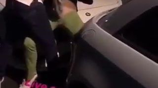 차에 핑거링하는 영국 소녀