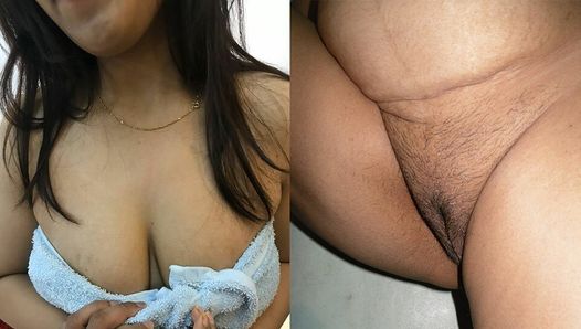 Sie hat ihre großen Möpse und ihre rasierte Muschi enthüllt. Während ein Dildo in ihr Vaginalloch eingeführt wurde