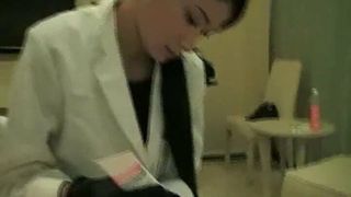 Asiatische Krankenschwester mit schwarzen Handschuhen Handjob