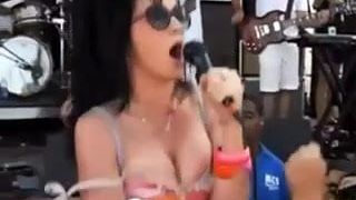 Katy Perry hüpft mit ihren großen Möpsen