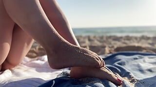ヌーディストビーチで裸&私の足で支払う - allfootsiefans