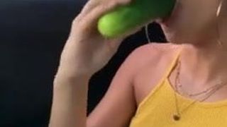 Frauen, die eine Gurke essen