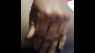 Французская африканская женщина трахает себя пальцами, думая о моем мужчине