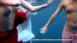 3 Mädchen strippen im Meer