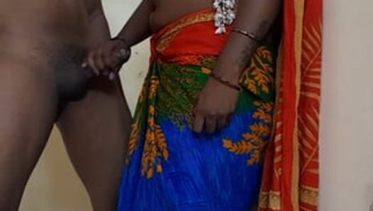 Indisk desi moster sexar i hemlighet med ung pojke