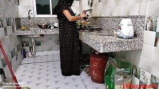 Ehefrau im schwarzen Kleid hat Sex in der Küche (offizielles Video von VillageSex91)