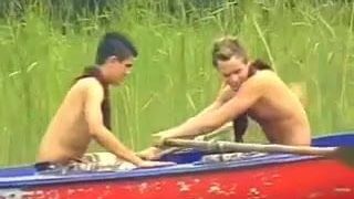 Heiße Jungs rudern in einem Boot und ficken am Strand