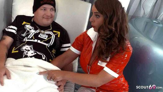 Duitse milf verpleegster met grote tieten Susi verleidt jonge kerel om te neuken