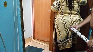 Nachbarin fickt tamilische heiße Tante, während er das Haus fegt - indischer Sex