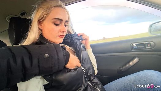 Une auto-stoppeuse allemande blonde se fait séduire par un inconnu pour baiser dans une voiture