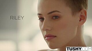 Tushy fashion model Riley Nixon houdt van anaal