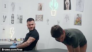 Dünner twink Lev Ivankov bekommt sein arschloch von seinem super sexy tattoo-künstler Fly tatem - BROMO gebohrt