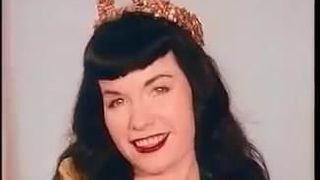 Betty Page tanzt nach kleinem Ägypten