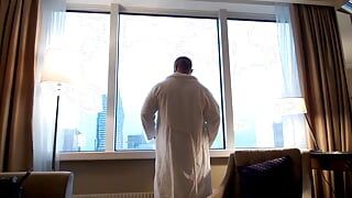 Epikus hosszú baszás szexi lánnyal a szállodai apartman ablakában