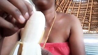 Indische Ehefrau Swetha bläst eine Banane