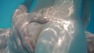 Meztelenül úszkál egy kerti medencében, ugratással