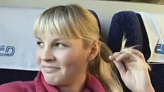 Sex in der Öffentlichkeit in einem Zug