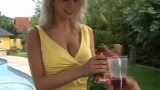 Heißes Tittenficken und Ficken mit einem erstaunlichen blonden Mädchen