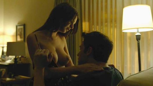 Emily Ratajkowski naakt scène met grote borsten op Scandalplanetcom