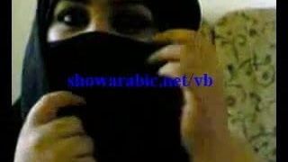 Arabische Frau spielt mit arabischem Schwanz