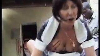Französisches Oma-Zimmermädchen anal im Freien gefickt