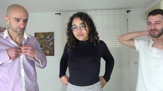 Lily, adolescente marocaine, reçoit beaucoup de bites pour son gangbang