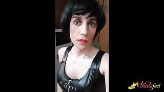 Super geile transvestite helena black steckt einen dildo in ihren arsch und leckt ihr eigenes sperma davon