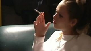 Mädchen raucht vor dem Schlafengehen