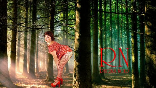 Señora pin-up posando en el bosque. Ella muestra sus tetas y su coño. Medias de malla. Efecto especial.