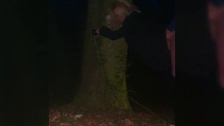 Hotwife, gefesselt an den Baum, während wir Dogging