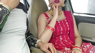 Une jolie bhabhi desi indienne se fait baiser par une énorme bite dans une voiture, sexe en public risqué
