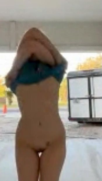 Offentlig Paulina remsor naken och cums i offentligt öppet hus med bilar som passerar