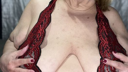 Sehr fette Oma-BBW masturbiert in Dessous